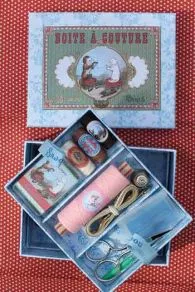 Boîte à Couture Complète Chien Et Chat Pelotant