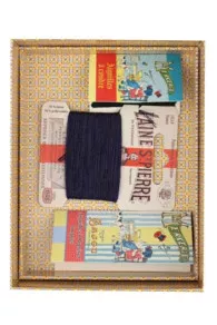 Boîte à Couture Complète Fillette Cousant 5 Boîte à Couture Complète Fillette Cousant – Image 5