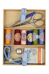 Boîte à Couture Complète Fillette Cousant