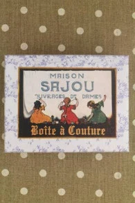 Boîte à Couture Vide Petites Filles Brodant 3 Boîte à Couture Vide Petites Filles Brodant – Image 3