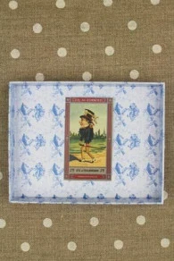 Boîte à Couture Vide Petites Filles Brodant 4 Boîte à Couture Vide Petites Filles Brodant – Image 4