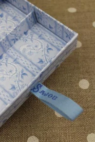 Boîte à Couture Vide Petites Filles Brodant 5 Boîte à Couture Vide Petites Filles Brodant – Image 5