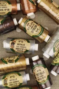 Fil à Coudre Métallisé N°40 Cône 122 - Argent 6 Fil à Coudre Métallisé N°40 Cône 122 - Argent – Image 6