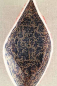 Trousse Toile Cirée Offrande Miniature Rouge 3 Trousse Toile Cirée Offrande Miniature Rouge – Image 3